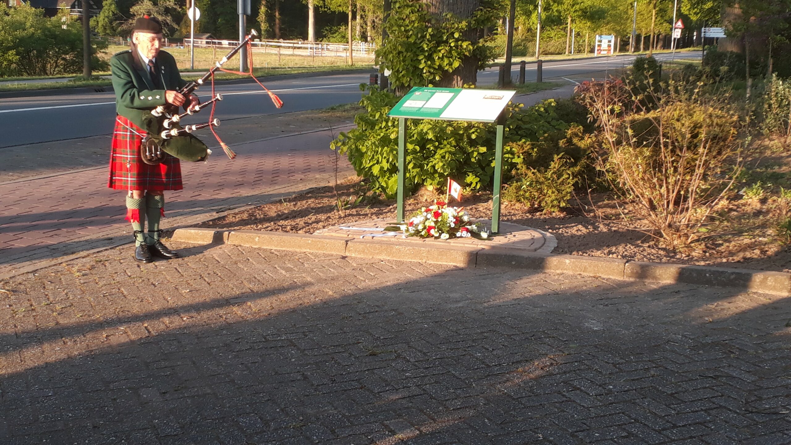 Doedelzakspeler Jan Flierman bij monument Colmschate-min